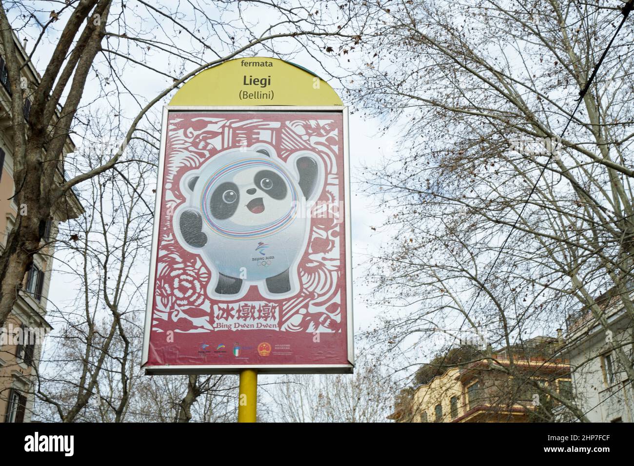 (220219) -- ROMA, 19 febbraio 2022 (Xinhua) -- una fermata del tram che mostra Bing DWEN DWEN, la mascotte per i Giochi Olimpici invernali di Pechino 2022, si trova a Roma, Italia, il 16 febbraio 2022. Ospitare le Olimpiadi invernali di Pechino 2022 ha fatto conoscere al popolo cinese il fascino del ghiaccio e della neve, e il grande evento è stato un catalizzatore per una fiorente economia di sport invernali in Cina e oltre. La tendenza apre una nuova strada per i paesi alpini e altri in Europa, che vantano una splendida storia di cultura della neve, per raccogliere i reciproci benefici dalle imprese con il mercato cinese. PER PASSARE A WI Foto Stock