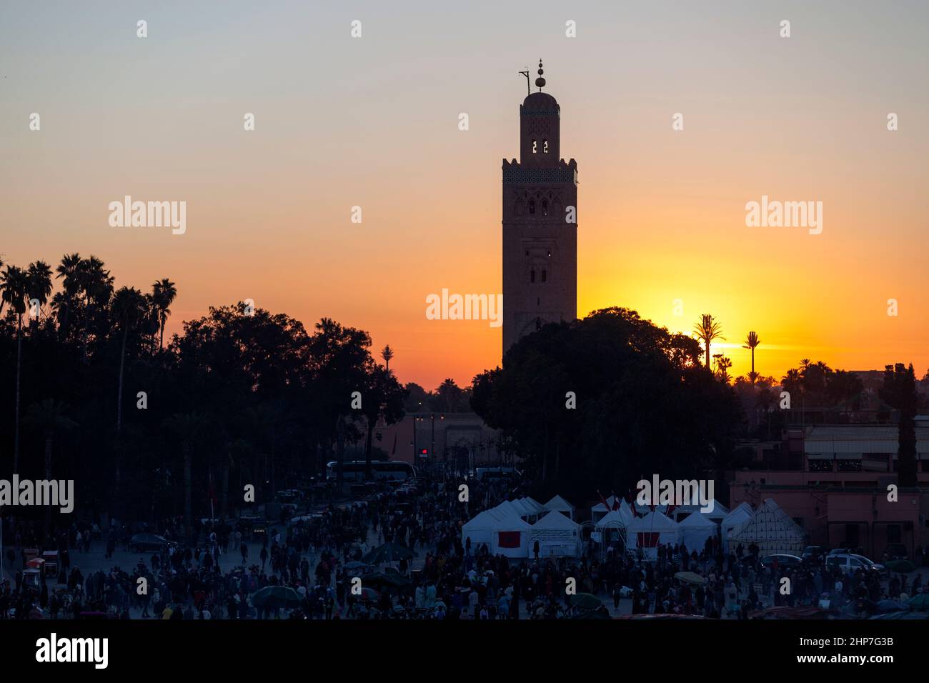 Mercato di Jemaa el-Fnaa al tramonto con la moschea di Koutoubia a Marrakesh, Marocco. Foto Stock