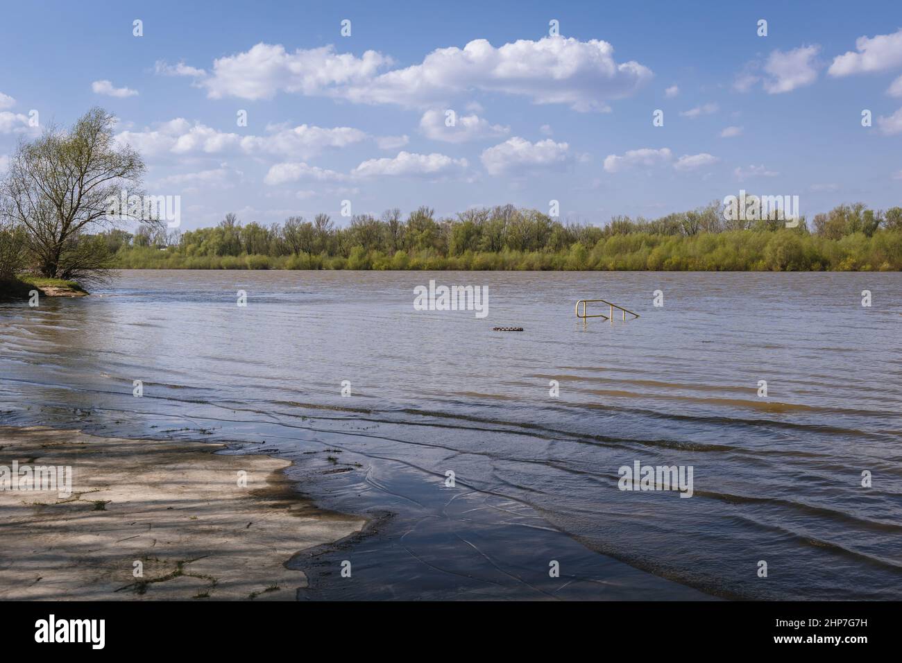 Alto livello d'acqua del fiume Vistula nella zona di Siekierki di Varsavia, capitale della Polonia dopo intense precipitazioni primaverili Foto Stock