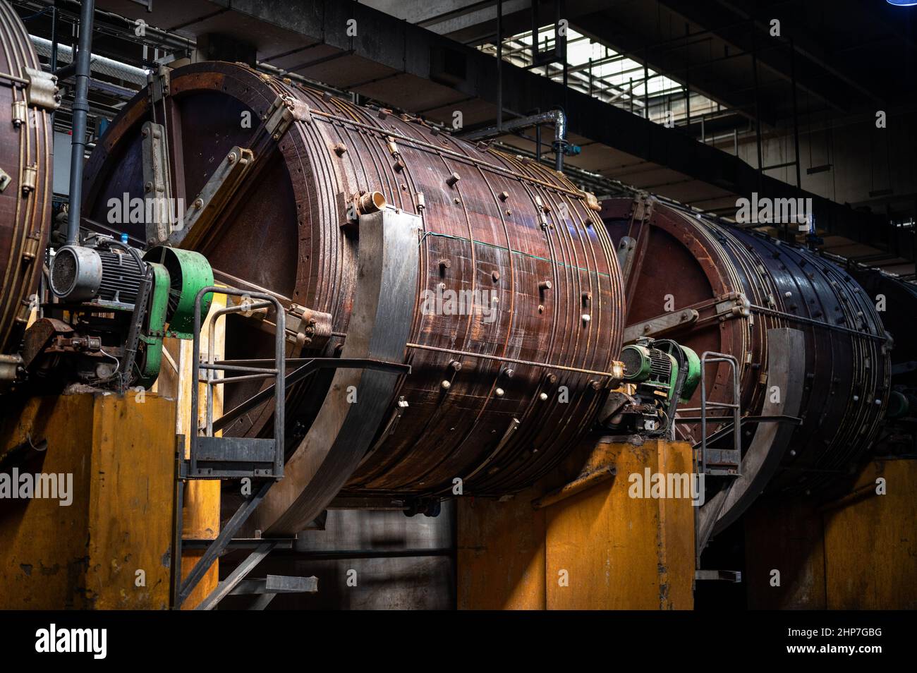Officina di cuoio. Grandi barili in legno per la concia di cuoio bovino Foto Stock