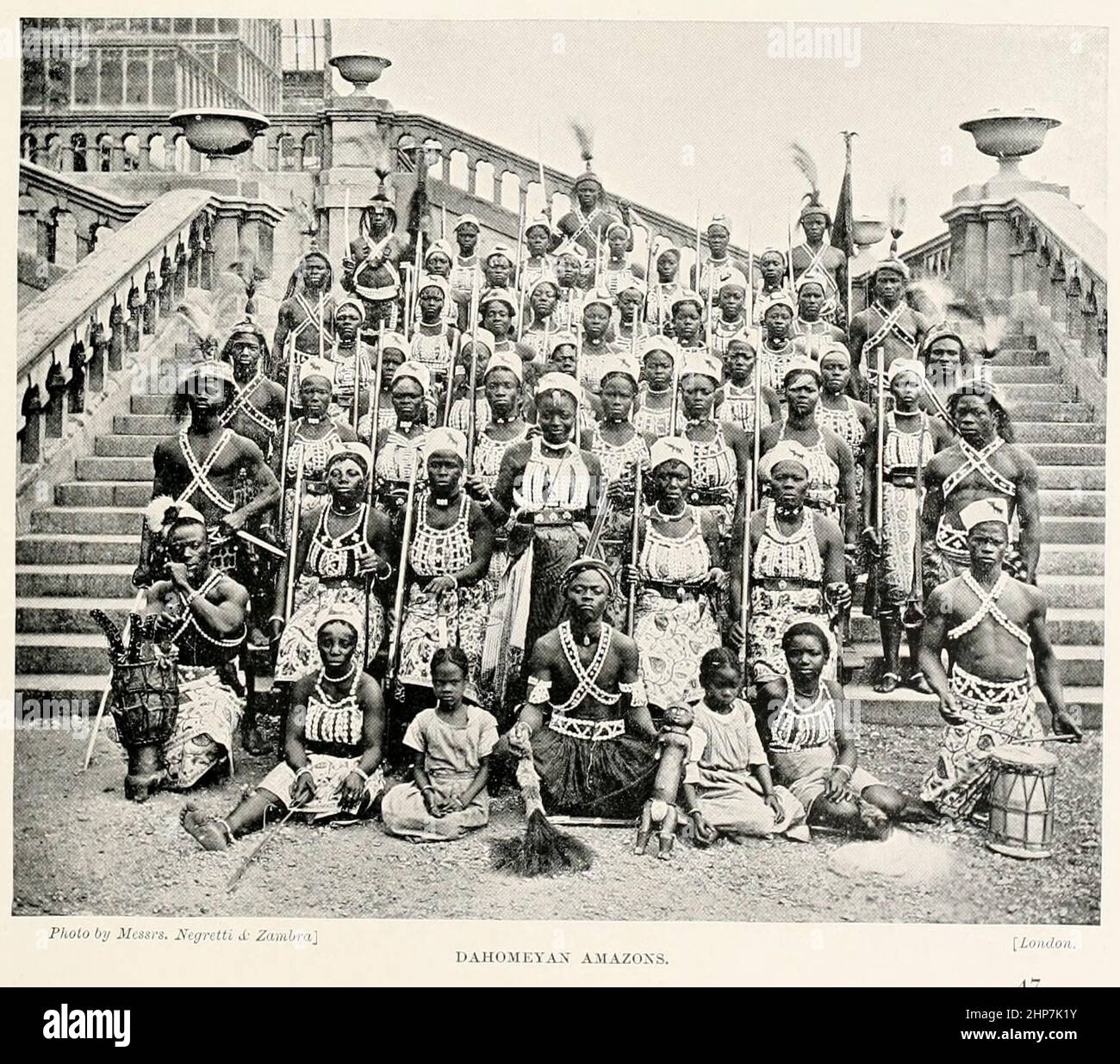 Dahomeyan Amazons il regno di Dahomey era un regno dell'Africa occidentale situato all'interno del Benin attuale che esisteva approssimativamente dal 1600 fino al 1904. Dahomey si sviluppò sull'altopiano di Abomey tra i Fon nei primi anni del 17th secolo e divenne una potenza regionale nel 18th secolo conquistando le città chiave sulla costa atlantica. Dal libro The Living Races of Mumann; Volume 2 di Henry Neville Hutchinson, pubblicato a Londra nel 1901 da Hutchinson & co Foto Stock