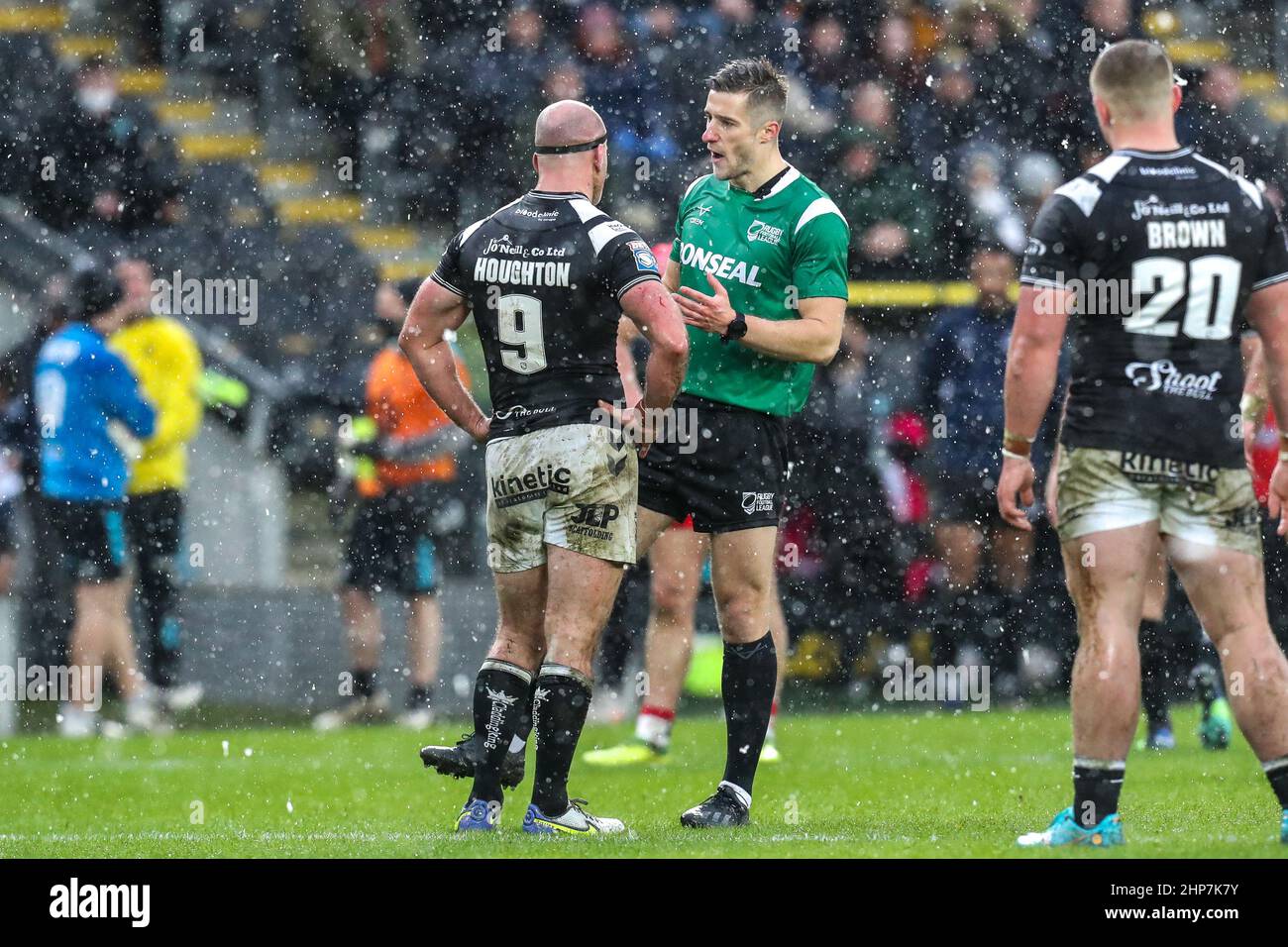 L'arbitro Chris Kendall spiega a Danny Houghton #9 di Hull FC perché ha mandato Luke Gale fuori Foto Stock