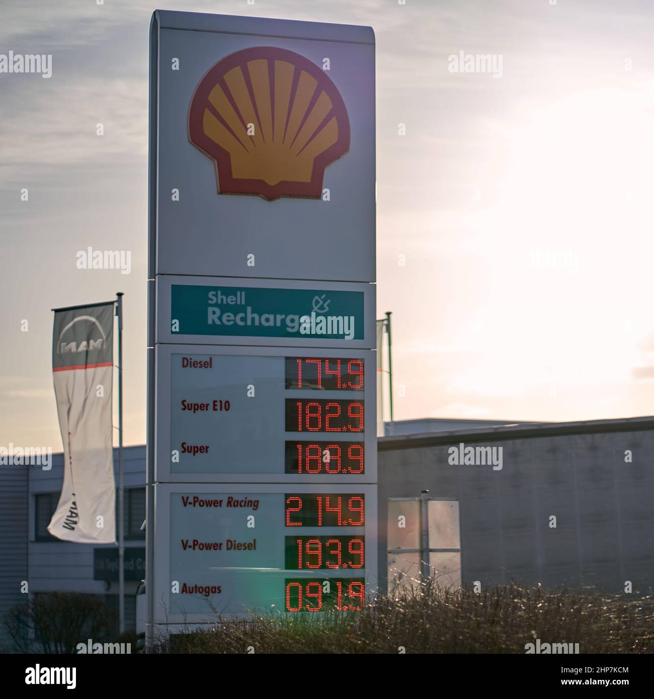 Kirchheim, Germania - 19 febbraio 2022: Visualizzazione dei prezzi all'alba. Prezzi elevati e costosi del carburante in europa. Shell. Foto Stock