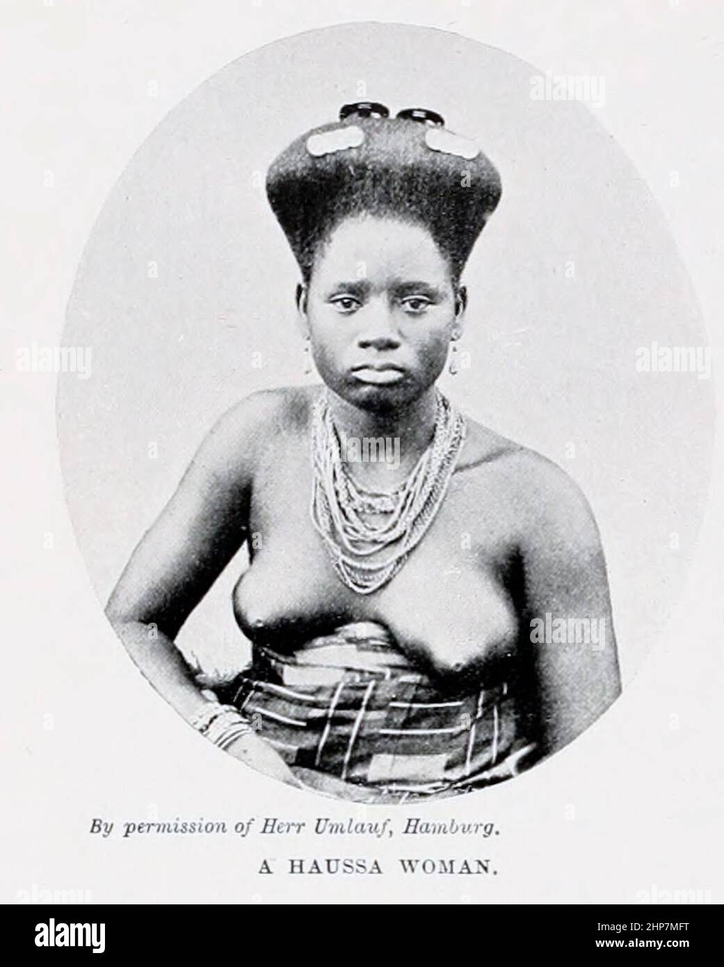 HAUSA Woman gli Husa sono il più grande gruppo etnico dell'Africa occidentale e centrale, Che parlano la lingua di Hausa, gli Hausa sono un popolo diversificato ma culturalmente omogeneo, basato principalmente nelle aree Sahelian e Sparse savanna del Niger meridionale e della Nigeria settentrionale, che conta oltre 80 milioni di persone con popolazioni indigenizzate significative in Benin, Camerun, Costa d'Avorio, Ciad, Sudan, Repubblica Centrafricana, Repubblica del Congo, Togo, Ghana, Eritrea, Guinea Equatoriale, Gabon, Senegal e Gambia. Dal libro le razze viventi dell'umanità; Volume 2 di Henry Neville Hutchinso Foto Stock