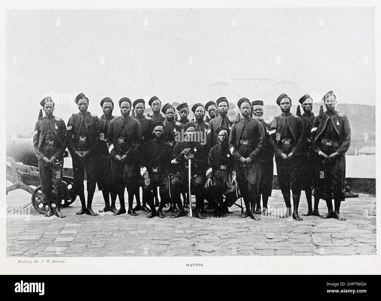 Un gruppo di Hausa gli Hausa sono il più grande gruppo etnico dell'Africa occidentale e centrale, Che parlano la lingua di Hausa, gli Hausa sono un popolo diversificato ma culturalmente omogeneo, basato principalmente nelle aree Sahelian e Sparse savanna del Niger meridionale e della Nigeria settentrionale, che conta oltre 80 milioni di persone con popolazioni indigenizzate significative in Benin, Camerun, Costa d'Avorio, Ciad, Sudan, Repubblica Centrafricana, Repubblica del Congo, Togo, Ghana, Eritrea, Guinea Equatoriale, Gabon, Senegal e Gambia. Dal libro le razze viventi dell'umanità; Volume 2 di Henry Neville Hutc Foto Stock