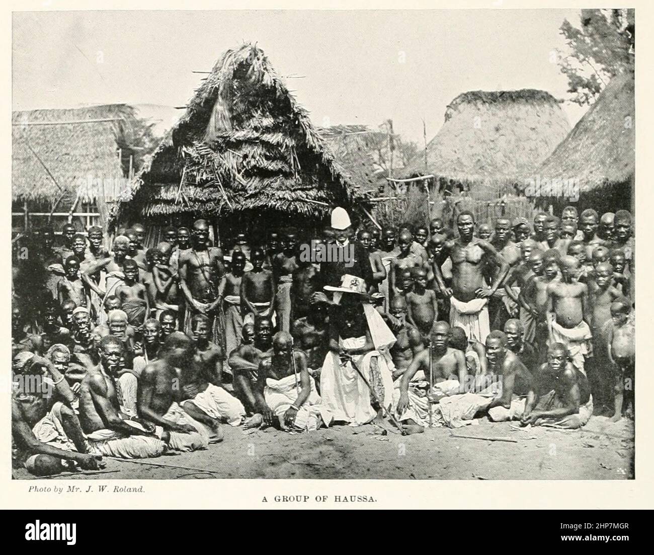 Un gruppo di Hausa gli Hausa sono il più grande gruppo etnico dell'Africa occidentale e centrale, Che parlano la lingua di Hausa, gli Hausa sono un popolo diversificato ma culturalmente omogeneo, basato principalmente nelle aree Sahelian e Sparse savanna del Niger meridionale e della Nigeria settentrionale, che conta oltre 80 milioni di persone con popolazioni indigenizzate significative in Benin, Camerun, Costa d'Avorio, Ciad, Sudan, Repubblica Centrafricana, Repubblica del Congo, Togo, Ghana, Eritrea, Guinea Equatoriale, Gabon, Senegal e Gambia. Dal libro le razze viventi dell'umanità; Volume 2 di Henry Neville Hutc Foto Stock