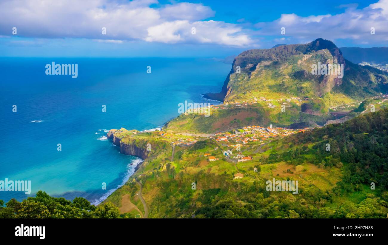 Scogliere vista aerea del forte del villaggio di Faial e la regione di Santana sulla costa oceanica dell'isola di Madeira, in Portogallo Foto Stock