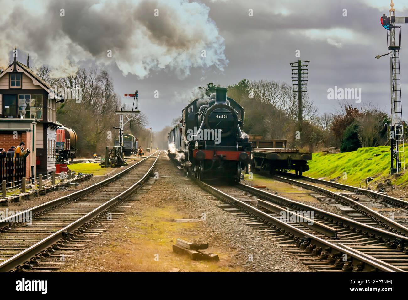LMS Classe 2 Locomotiva 2-6-0 No.46521 a Quorn in direzione nord con un treno minerale sulla Grande ferrovia Centrale Foto Stock