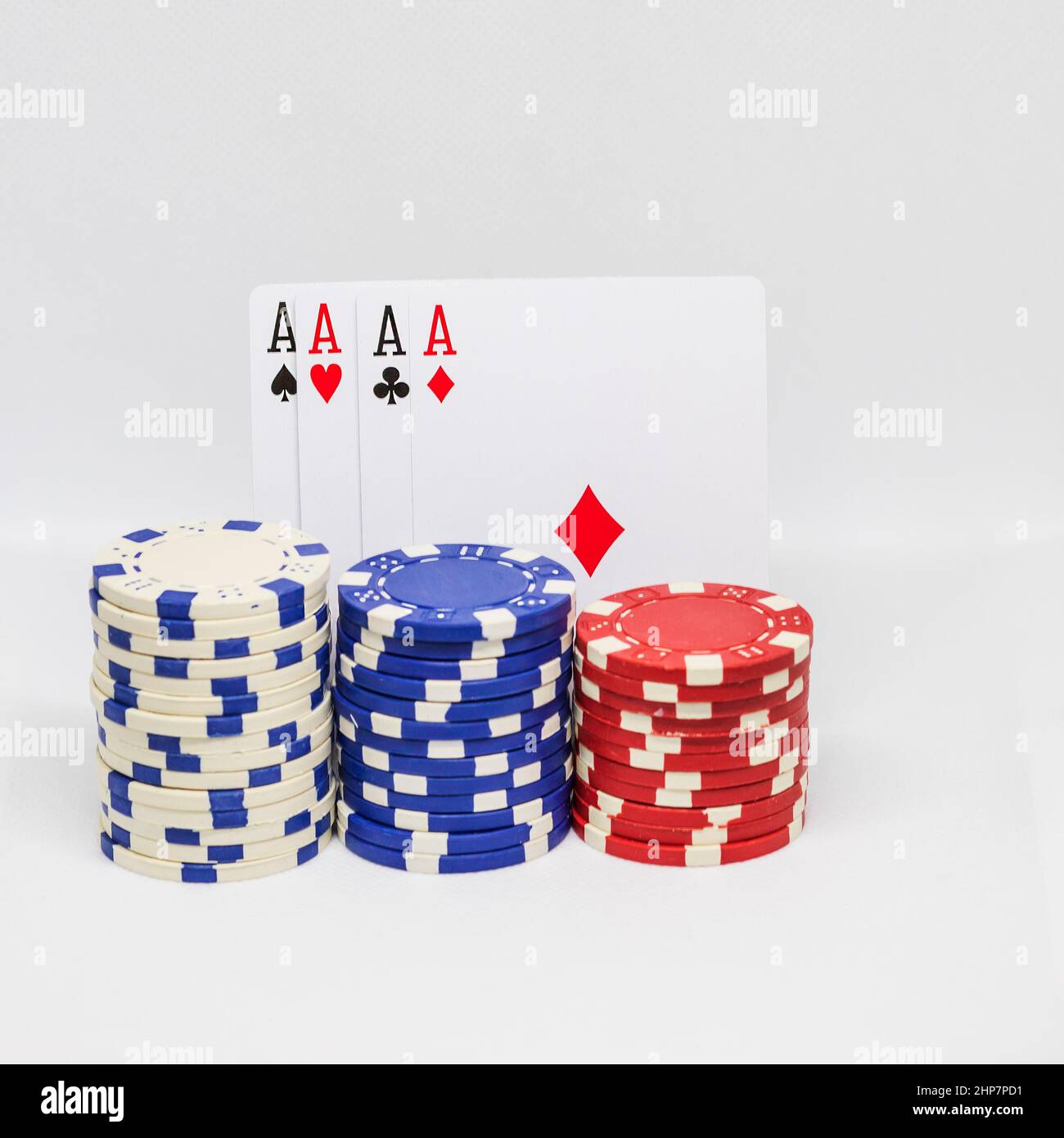 Chip del casinò, carta dell'asso dei cuori e targa con iscrizione del commerciante. Foto Stock