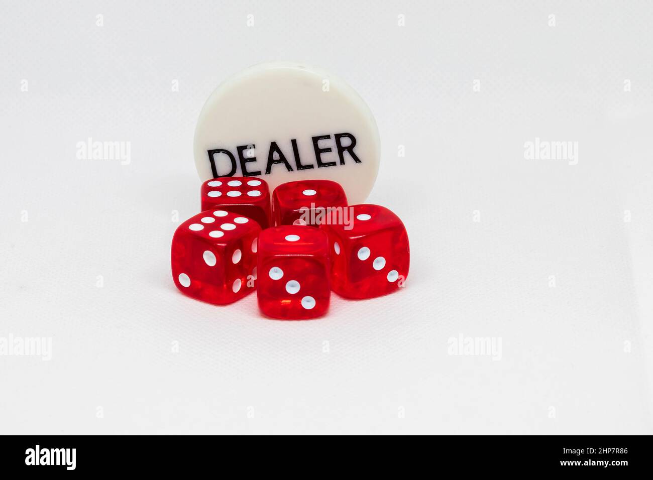 Dadi rossi per il casinò su sfondo bianco con una targa con il mazziere iscrizione Foto Stock
