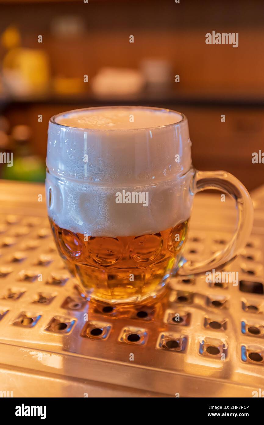 Birra alla spina in pollitro - shnyt. Piccola birra in un bicchiere grande  Foto stock - Alamy