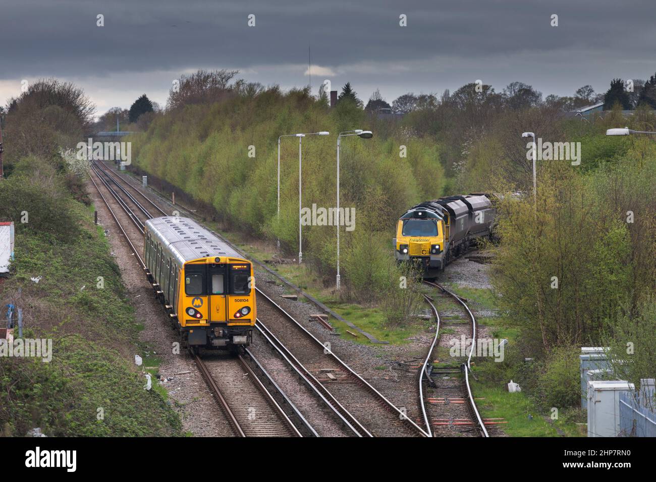 Merseyrail electrics classe 508 passando una locomotiva diesel Freightliner classe 70 in attesa di scendere dalla diramazione Ellesmere portuale al porto di Ellesmere. Foto Stock