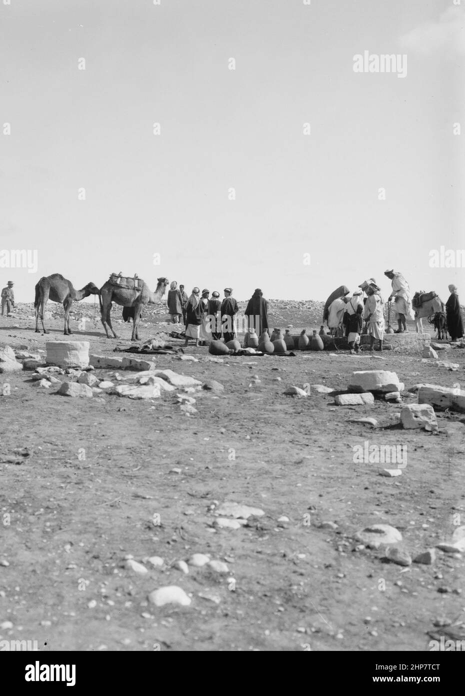 Storia del Medio Oriente: Palestina meridionale. Uomini che raccolgono acqua in un pozzo a Khalasa. Location: Italy ca. 1900 Foto Stock