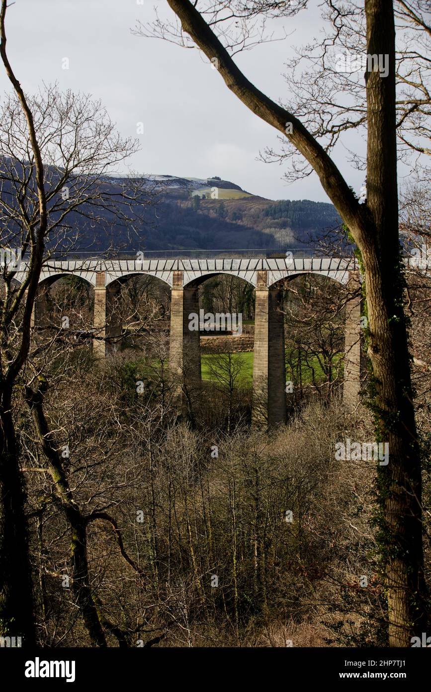 Pontcysyllte Aqueduct 19 arcate feat di ingegneria di Thomas Telford, che attraversa il fiume Dee a Wrexham, Llangollen Foto Stock