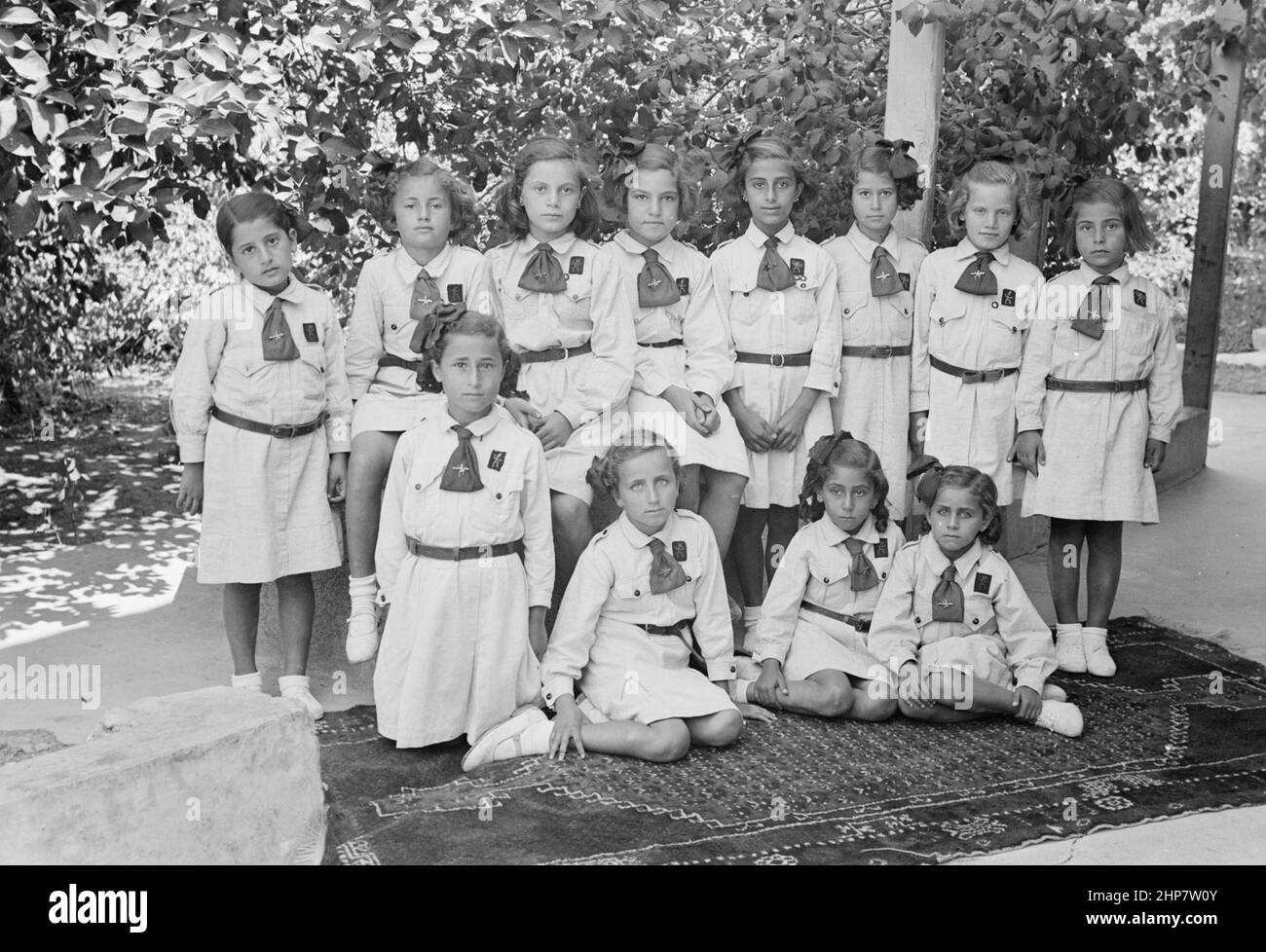 Storia del Medio Oriente: Nazareth Government Girls' School. Gruppo di Brownies Località: Israele--Nazareth ca. 1940 Foto Stock
