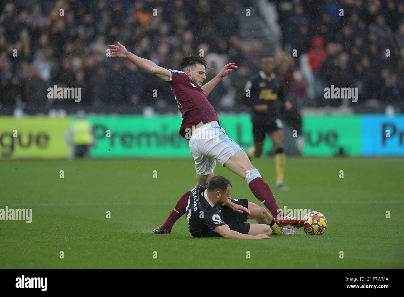 Londra, Regno Unito. 19th Feb 2022. Il riso Declan del West Ham Utd si scontra con Ryan Fraser del Newcastles Utd durante la partita del West Ham vs Newcastle Utd Premier League allo stadio di Londra Stratford. Credit: MARTIN DALTON/Alamy Live News Foto Stock