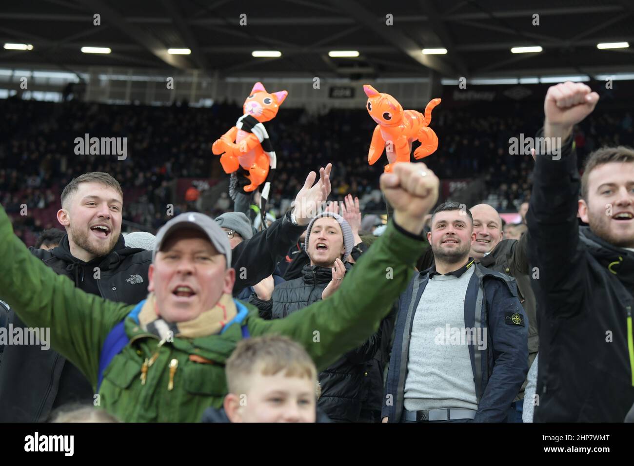 Londra, Regno Unito. 19th Feb 2022. Tifosi di Newcastle in gatti gonfiabili durante la partita West Ham vs Newcastle Utd Premier League al London Stadium Stratford. Credit: MARTIN DALTON/Alamy Live News Foto Stock