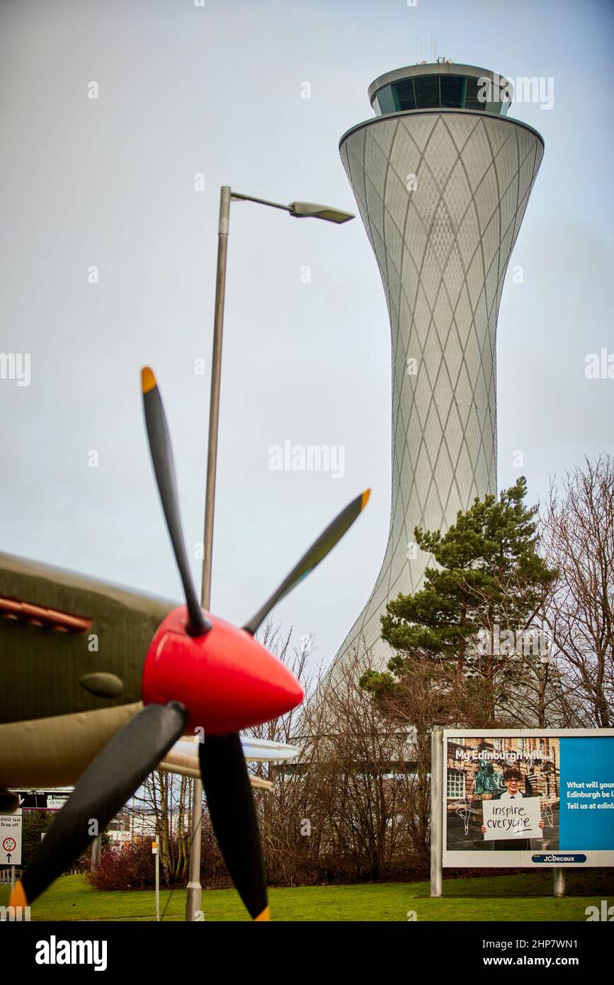 Torre di controllo dell'aeroporto di Edimburgo iconica torre NATS (National Air Traffic Services) di REID architettura a 57 metri di altezza consiste di oltre 9000 piastrelle di zinco Foto Stock