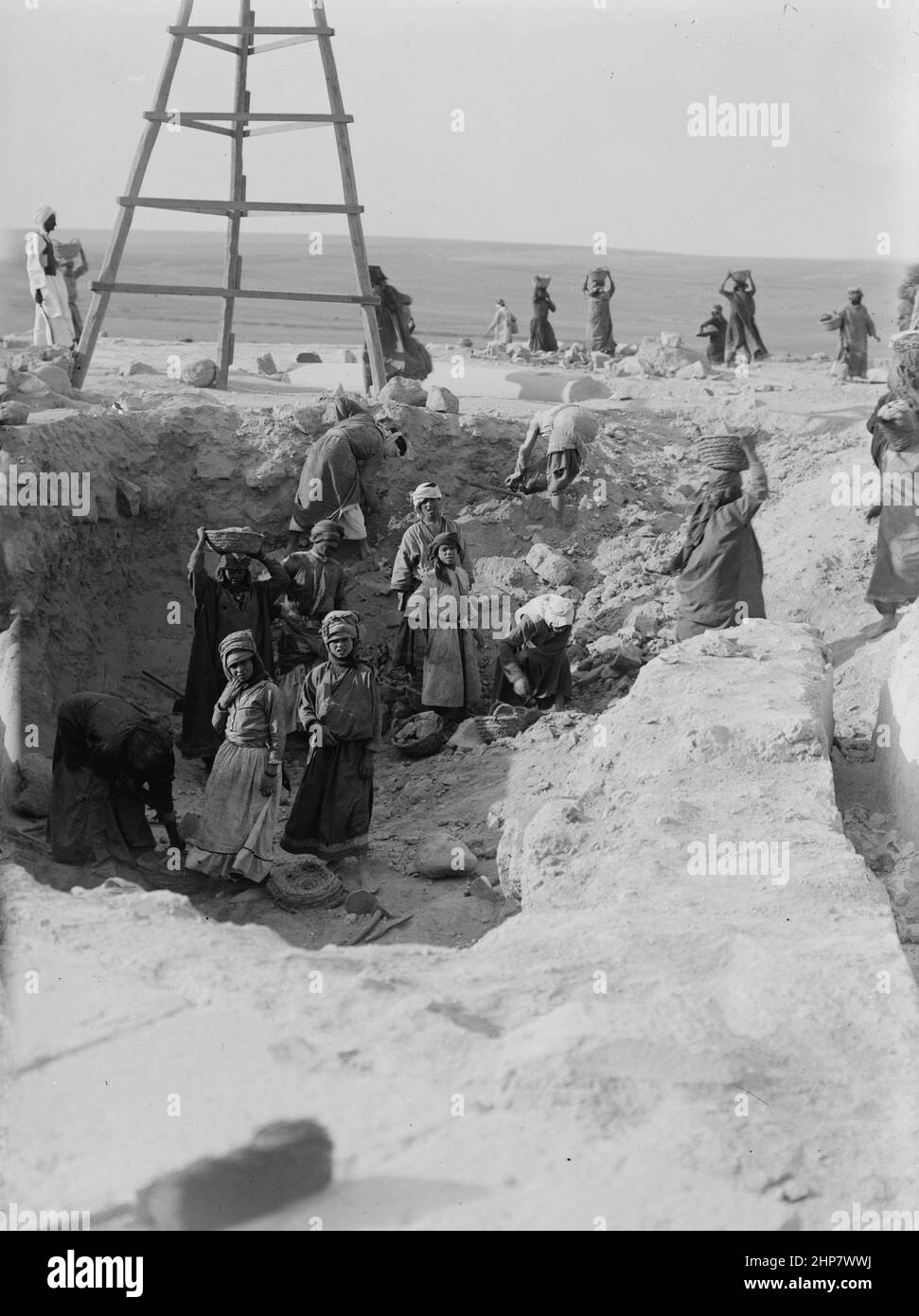 Storia del Medio Oriente: Viste del Nord. Gli scavi di Bethshean. Scavi in corso Località: Israele--Beit She'an ca. Tra il 1921 e il 1933 Foto Stock