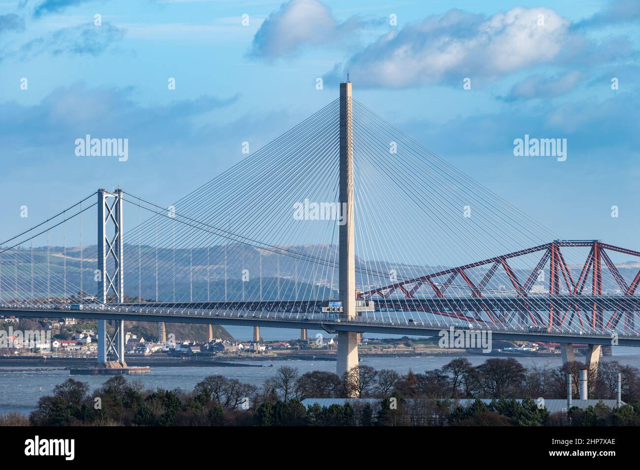 Vista dei tre ponti Firth of Forth (Queensferry Crossing, Forth Road & Rail Bridge) al sole, Scozia, Regno Unito Foto Stock