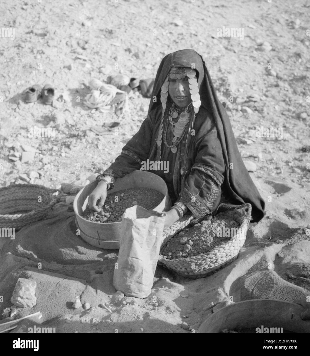 Storia del Medio Oriente: Tel Deweir (Lachish). Setacciatura di detriti per frammenti e reliquie a Tel-Deweir Località: Israele--Lachish ca. 1936 Foto Stock