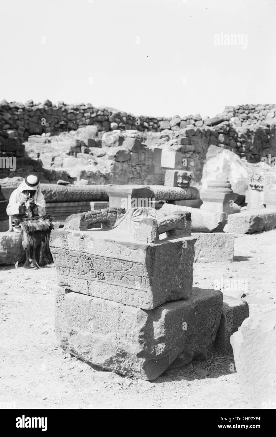 Storia del Medio Oriente: Viste del Nord. Chorazin. (Kerazeh). Altare con iscrizione ebraica luogo: Israele--Korazim (sito storico) ca. 1920 Foto Stock