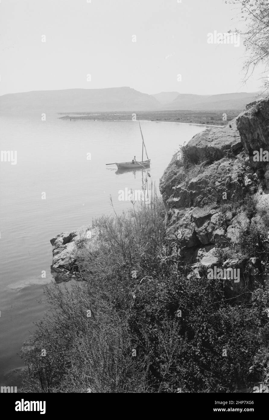 Storia del Medio Oriente: Viste del Nord. Barca in acqua vicino a Bethsaida Località: Israele--Bethsaida ([ città) ca. 1900 Foto Stock