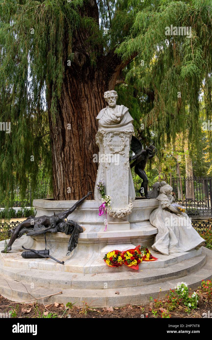 Becquer Monument - Vista frontale completa del monumento a Gustavo Adolfo Becquer, poeta romanticista spagnolo del 19th secolo, nel Parco Maria Luisa, Siviglia, Spagna. Foto Stock