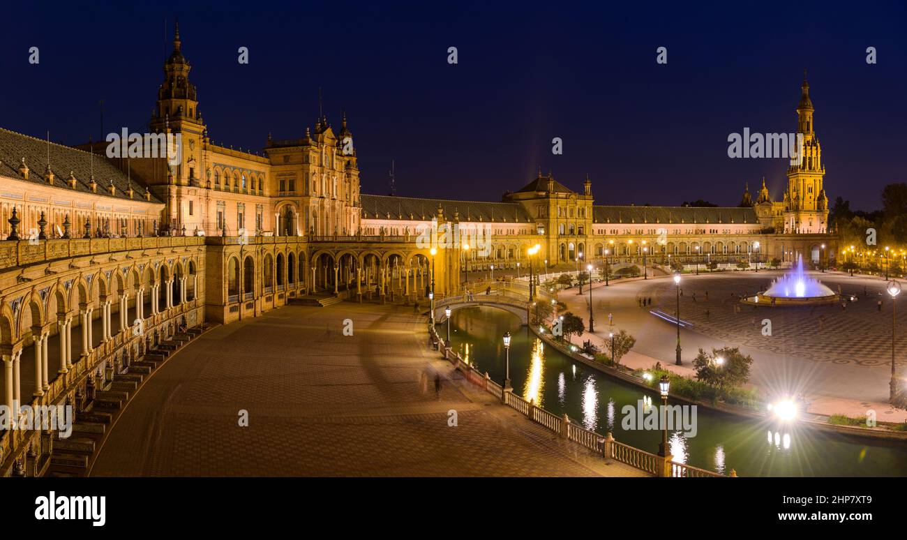 Piazza di Spagna - Vista panoramica di Piazza di Spagna - Plaza de España, illuminata da molte luci luminose subito dopo il tramonto. Siviglia. Andalusia, Spagna. Foto Stock