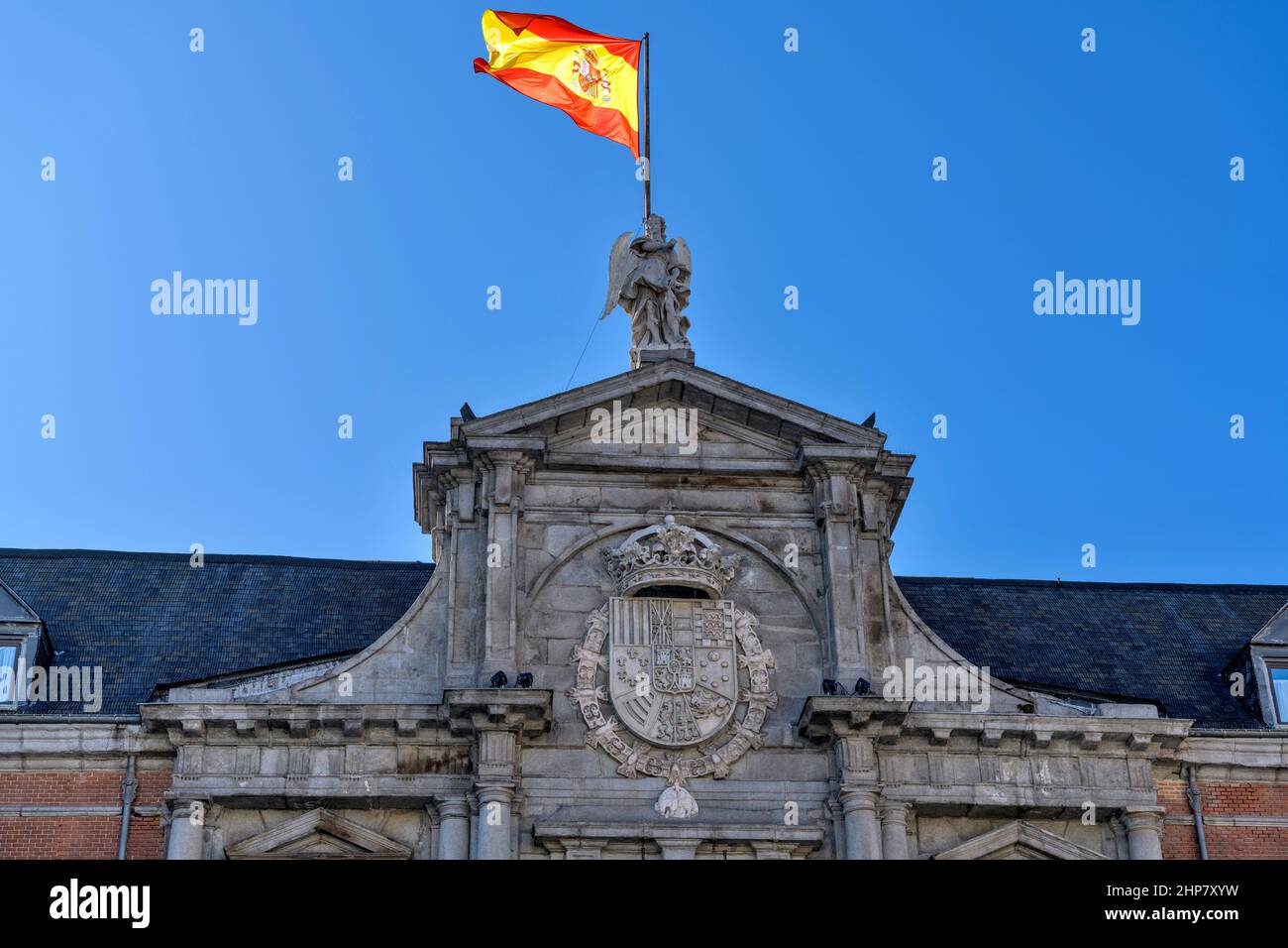 Palazzo di Santa Cruz - Closeup mattina vista di una bandiera nazionale spagnola che vola in cima al Palazzo della Santa Croce del 17th secolo. Madrid, Spagna. Foto Stock