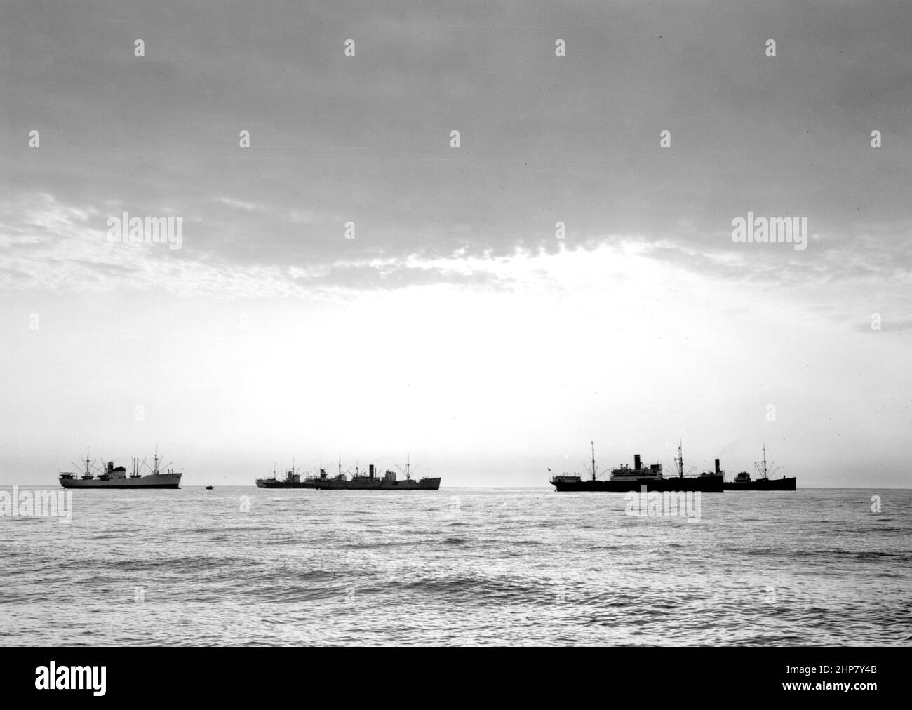 Storia del Medio Oriente: Porto di Tel Aviv. Nave ancorata di fronte al porto Ubicazione: Israele--Tel Aviv ca. 1939 Foto Stock