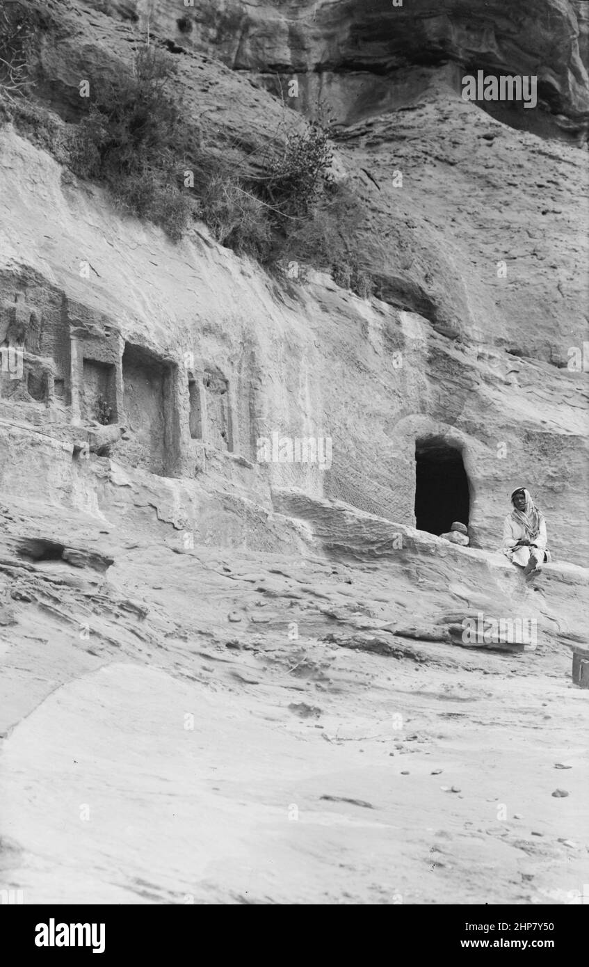 Storia del Medio Oriente: Petra (Wadi Musa). Santuari in Eagle Gully. Vista generale che mostra vari tagli di roccia di culto Ubicazione: Giordania--Petra ([ città) ca. 1920 Foto Stock
