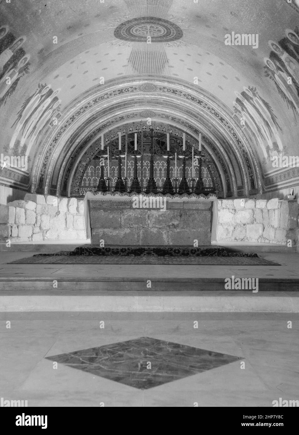 Storia del Medio Oriente: Viste del Nord. Mt. Tabor. Chiesa della Trasfigurazione. La cripta che mostra l'altare crociato Ubicazione: Israele ca. 1920 Foto Stock
