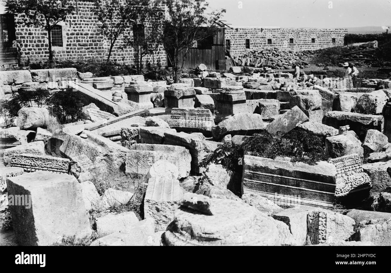 Storia del Medio Oriente: Viste del Nord. Notevoli resti della sinagoga di Capernaum. Ml di frammenti Località: Israele--Cafarnao (città) ca. 1900 Foto Stock