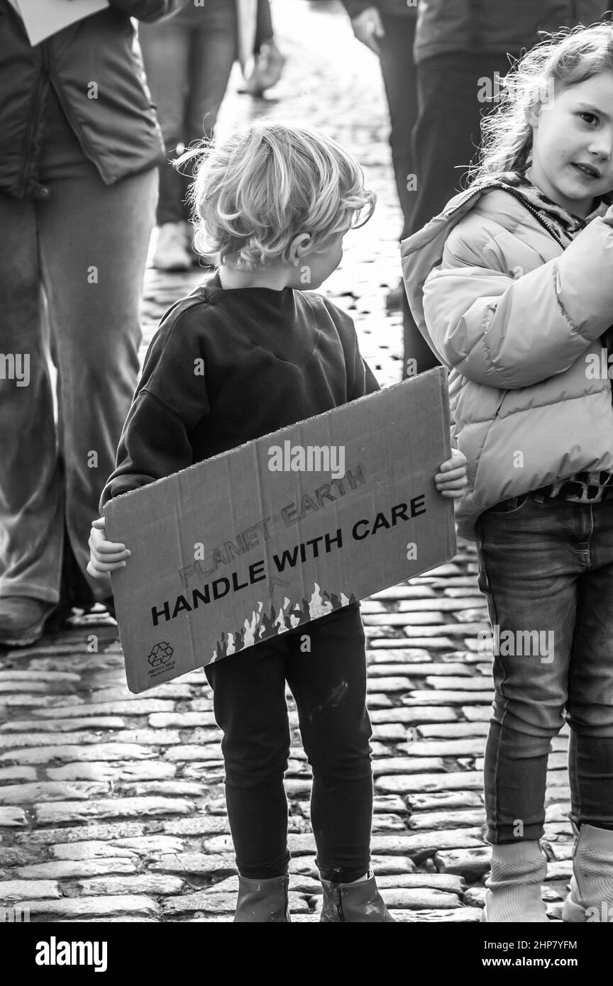 BRISTOL, INGHILTERRA- 15 gennaio 2022: Attivisti ambientali che partecipano a un clima caldo giovanile Foto Stock