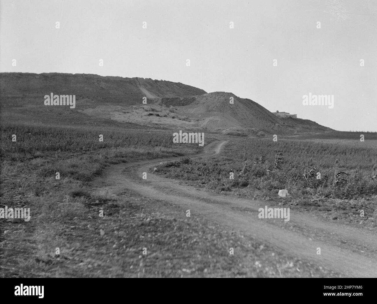 Storia del Medio Oriente: Viste del Nord. Megiddo. Tell el-Mutesellim mostra discariche di scavo Ubicazione: Israele ca. 1920 Foto Stock