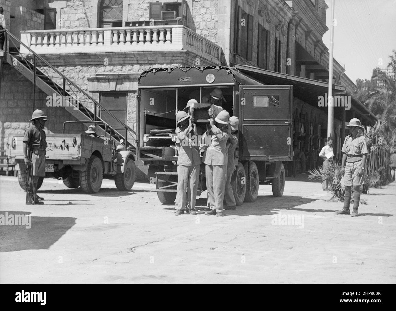Storia del Medio Oriente: Disordini della Palestina 1936. Il corpo di CPL Lt. Allegro che è stato girato vicino Safad ha trasportato sulle spalle dall'ambulanza nella stazione di Haifa Ubicazione: Israele--Haifa ca. 1936 Foto Stock