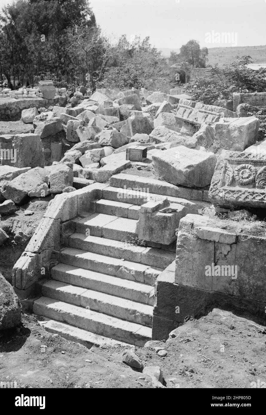 Storia del Medio Oriente: Viste del Nord. Notevoli resti della sinagoga di Capernaum. La scala orientale vicino alla vista Ubicazione: Israele--Cafarnao ([ città) ca. 1900 Foto Stock