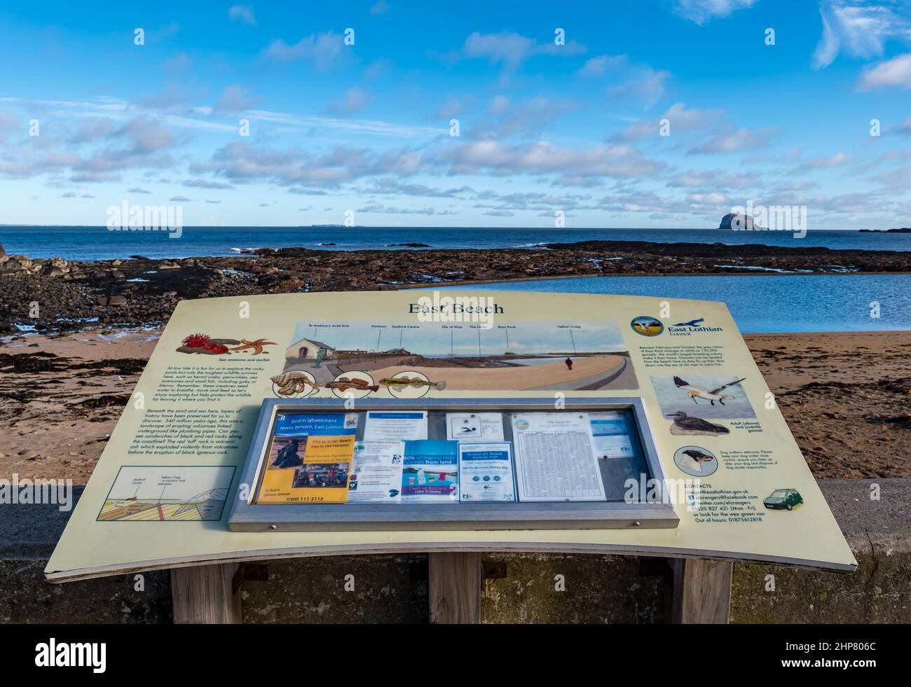 Visitor Information Board con vista di Firth of Forth e Bass Rock da East Beach, North Berwick, East Lothian, Scozia, Regno Unito Foto Stock