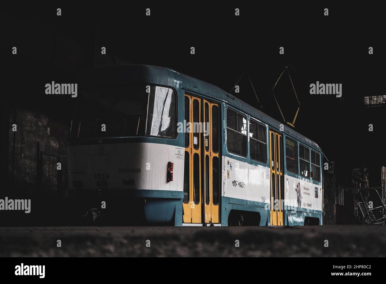 Ceco Tram in solitario arrugginito industriale Ostrava (treno cabina tram) vecchio TATRA T3 Foto Stock