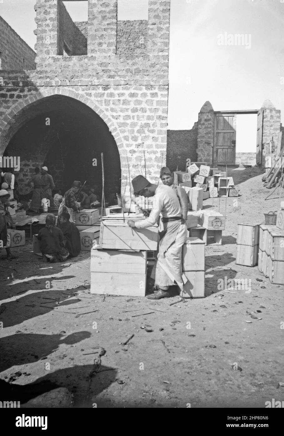 Storia del Medio Oriente: La cultura dell'arancio di Jaffa. Inchiodare su scatole arancioni Ubicazione: Israele ca. 1900 Foto Stock