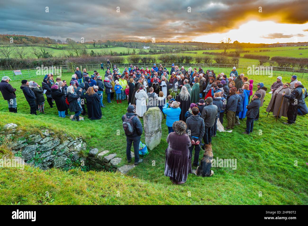 22.12.2019, Bryn Celli DDU, Anglesey, Galles del Nord, Regno Unito. Druidi e spettatori si riuniscono a Bryn Celli DDU sull'isola di Anglesey per celebrare l'inverno Foto Stock