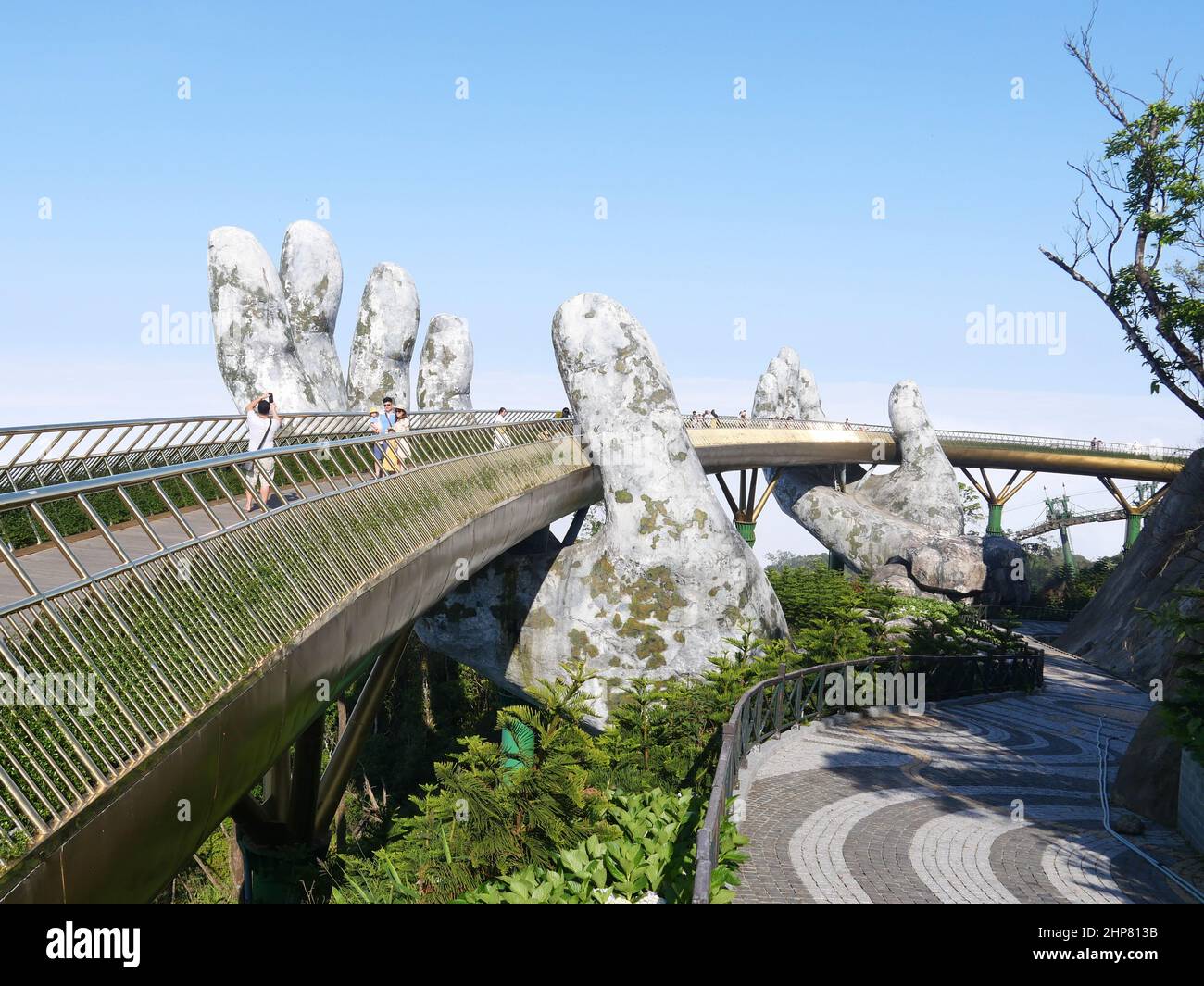 Da Nang, Vietnam - 12 aprile 2021: Golden Bridge sollevato da mani giganti in Ba Na Hills, un famoso parco a tema e resort nel Vietnam centrale Foto Stock