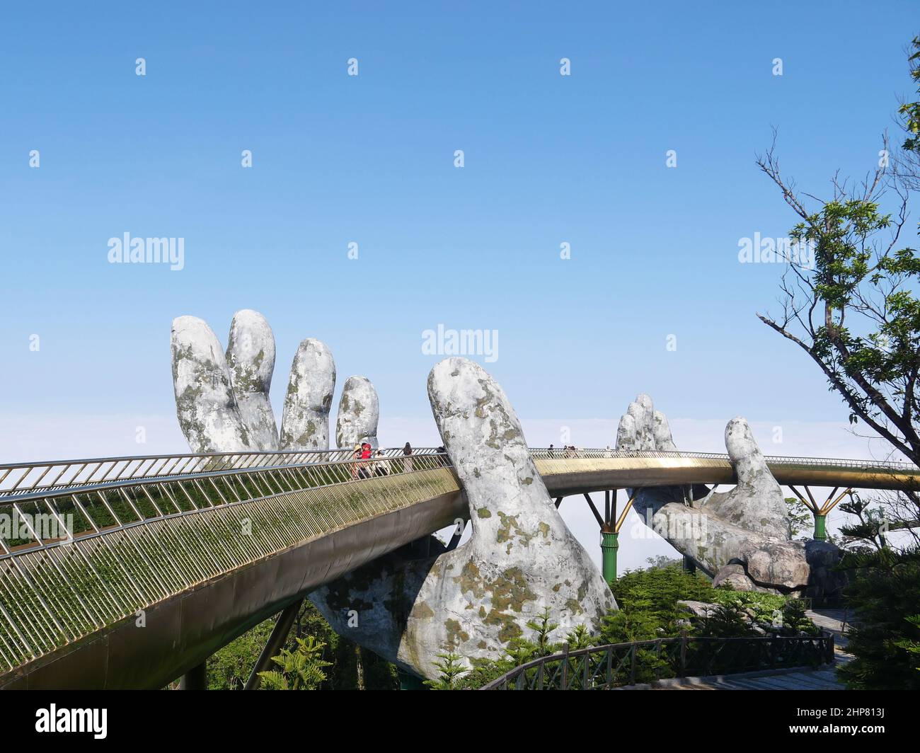 Da Nang, Vietnam - 12 aprile 2021: Golden Bridge sollevato da mani giganti in Ba Na Hills, un famoso parco a tema e resort nel Vietnam centrale Foto Stock