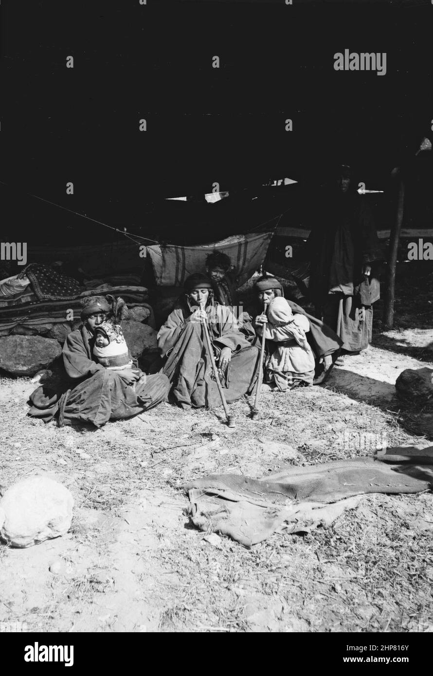 Storia del Medio Oriente: Appartamento delle donne nella tenda beduina, donne che fumano tubi di hookah? circa 1900 Foto Stock