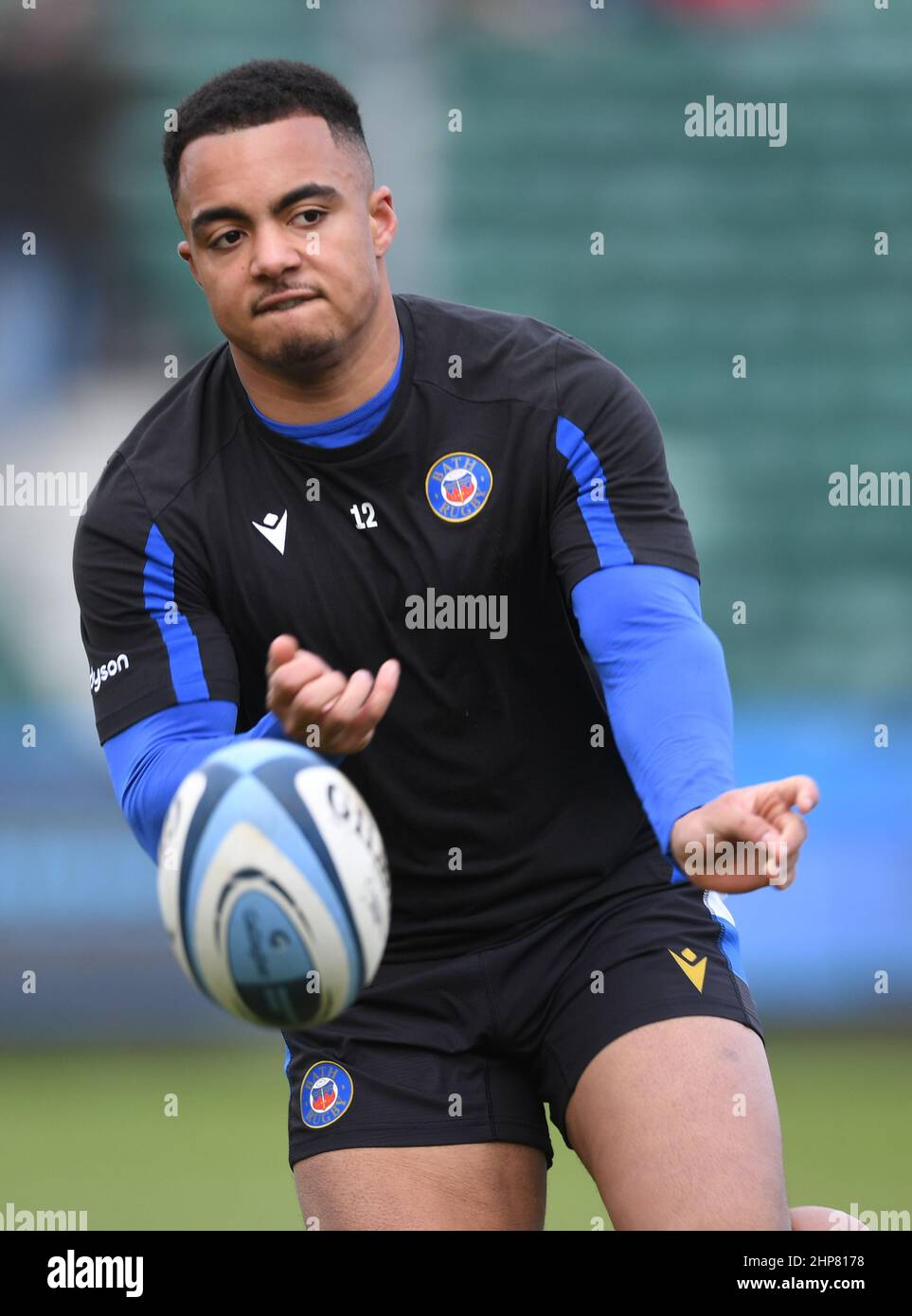 Bath, Regno Unito. 19th Feb 2022. 19th febbraio 2022 ; The Recreation Ground, Bath, Somerset, Inghilterra; Gallagher Premiership Rugby, Bath Versus Leicester; Max Ojomoh di Bath riscalda il credito: Action Plus Sports Images/Alamy Live News Foto Stock