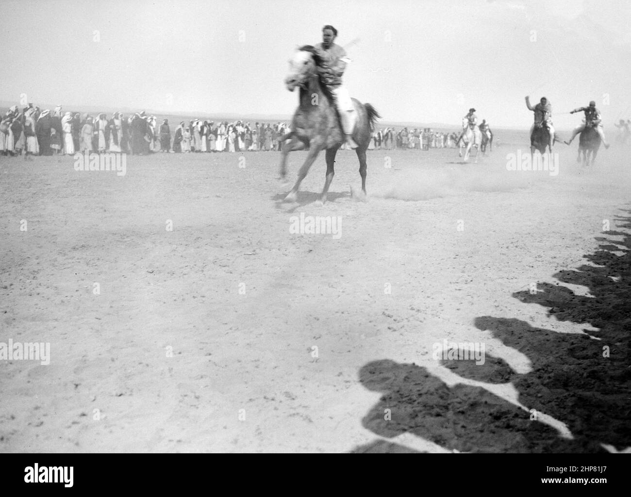 Storia del Medio Oriente: Incontro di gara (cavallo e cammello). Beerseba. Primo cavallo in Località: Israele--Beerseba ca. 1940 Foto Stock
