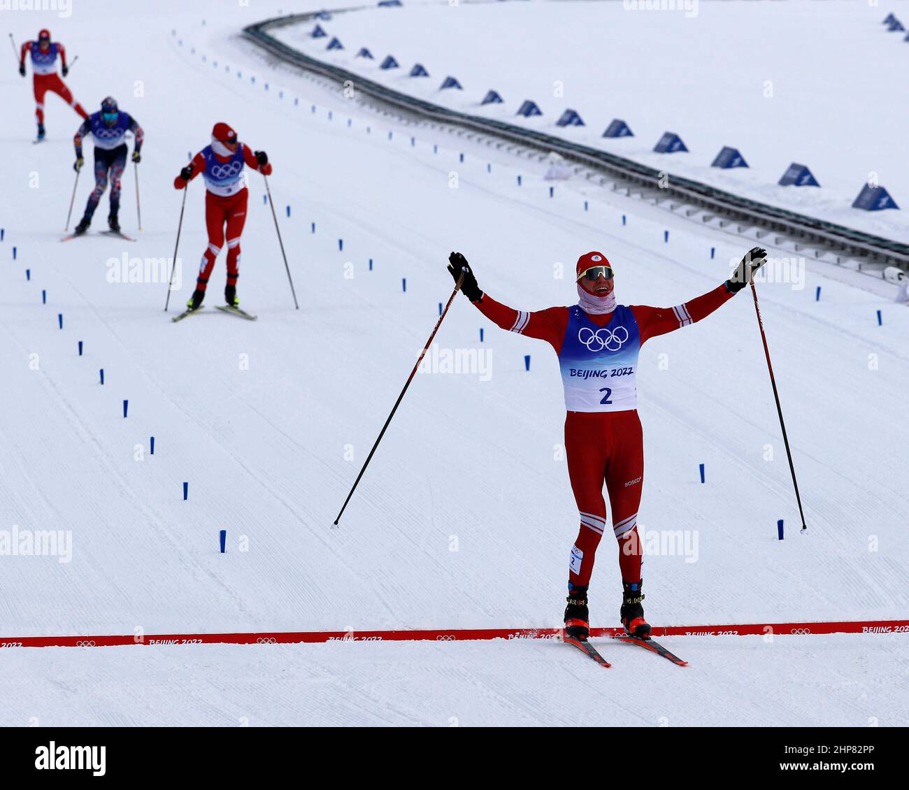 Pechino, Hebei, Cina. 19th Feb 2022. Alexander Bolshunov (ROC) celebra la vittoria della medaglia d'oro nello sci di fondo maschile 50km Freestyle durante i Giochi Olimpici invernali di Pechino 2022 al Centro di fondo Zhangjiakou. (Credit Image: © David G. McIntyre/ZUMA Press Wire) Credit: ZUMA Press, Inc./Alamy Live News Foto Stock