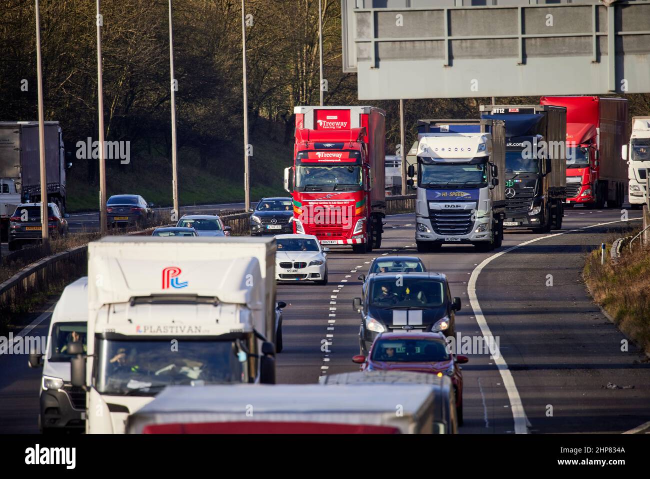 M6 autostrada affollata con camion HGV vicino Stoke-on-Trent Foto Stock