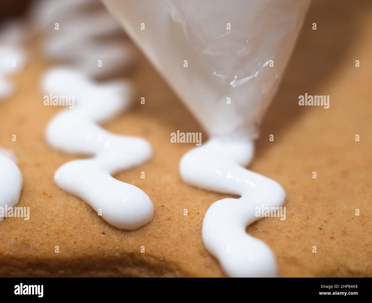 Decorazione del pane di zenzero con uovo bianco Crema Macro Closeup Foto Stock